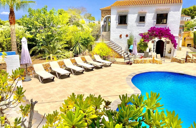 Pretty Traditional Villa with Heated Pool.