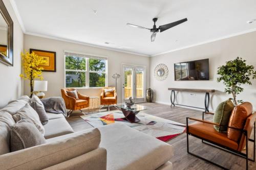 Price Cut, New Lux Home 5 mins to Airport , 15 min to Downtown, 25 min to Buckhead with 3 beds and 3 baths