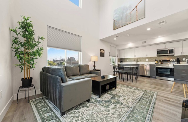 Prime 1 Bedroom, 2 Bath Apt w/Paid Parking