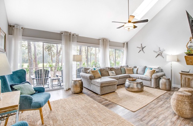 Prime destination for tennis & golf with club access & pools - dog-friendly