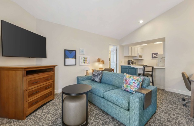 Prime Location! 2 Convenient Units, Kitchen, Onsite Parking, Free Breakfast