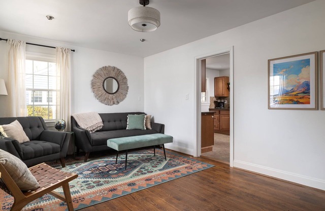 Prime Location, Charming Cottage - 2 Bedroom
