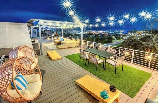 Prime location in The Gulch,14 beds Skyline Views!