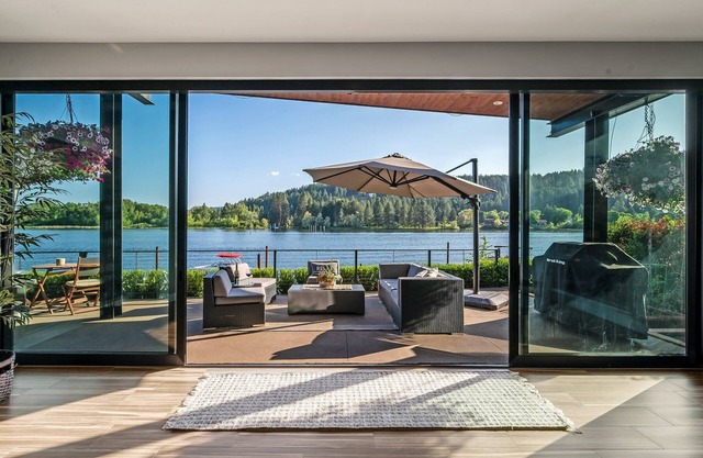PRIME LOCATION, Incredible views! River front Home CdA 2mi to town Spa Sleeps 8