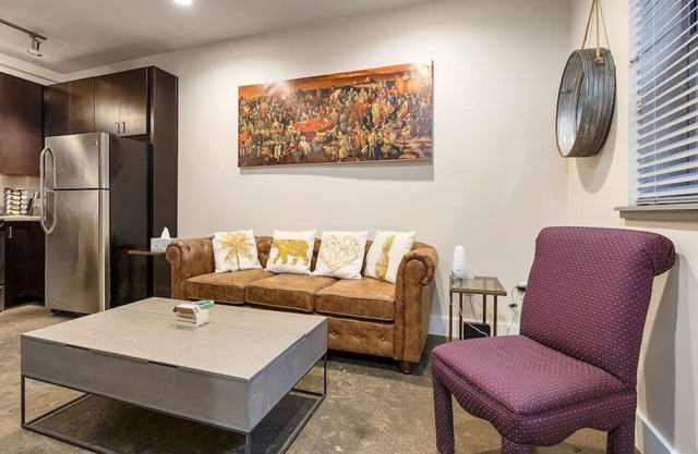 PRIME LOCATION ♥ of Downtown ♛ Queen Bed Modern