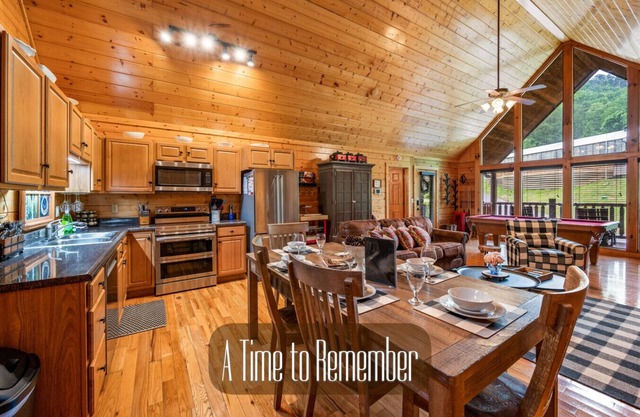 Prime Location/Pool/HotTub/Pool Table/Fast WiFi