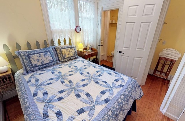 Primrose Bed and Breakfast Posy Room Hocking Hills Ohio between Logan & Athens