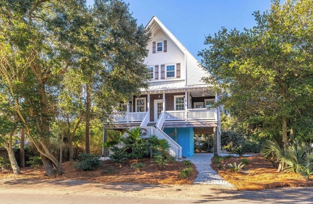 Prince's Folly! Walking Distance to Shops and Restaurants!