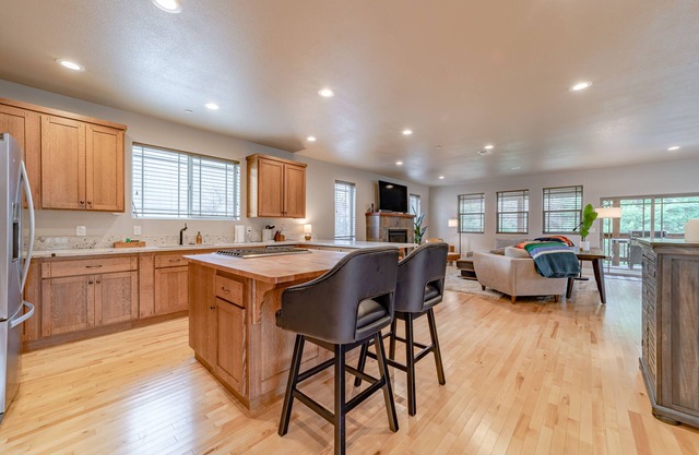 Pristine dog-friendly hideaway with WiFi, fireplace, W/D & a huge deck