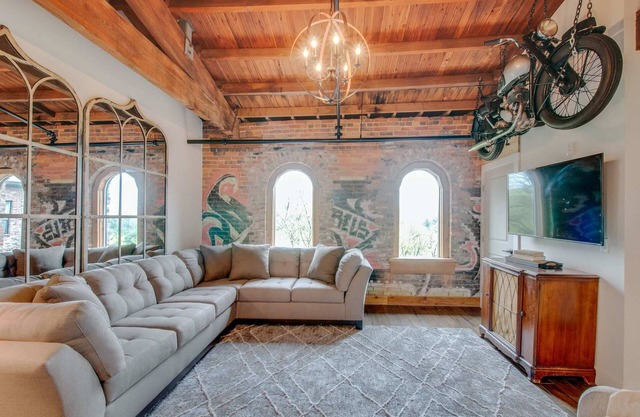 Pristine Historic Warehouse Condo - Central Location 2 mi. to Broadway Downtown