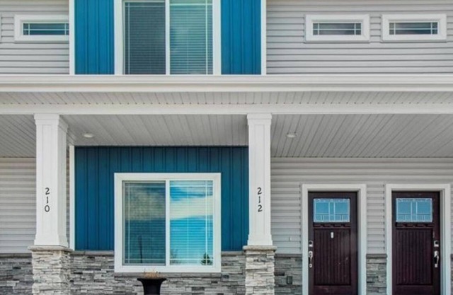 Pristine townhome near Sand Dunes with Ample Street Parking