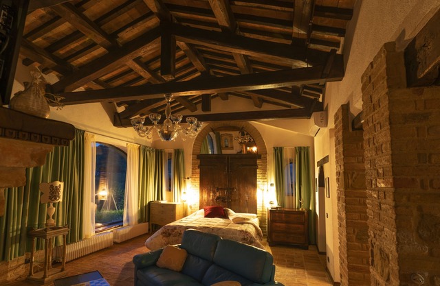 Private luxury villa with pool and hot tub in the Sibillini Mountains
