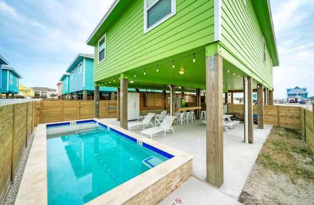 Priv Pool, Covered Patio Lounge w/Bar, Sunset Views | Green Gecko by AvantStay