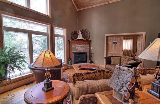 Privacy & 315ft frontage on Lake Joe! 6 bdrm, 4 bath! AC! Kayak & Canoe!