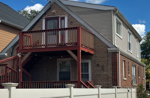 Private 1 bed/1bath w in-unit laundry in Jefferson Park!
