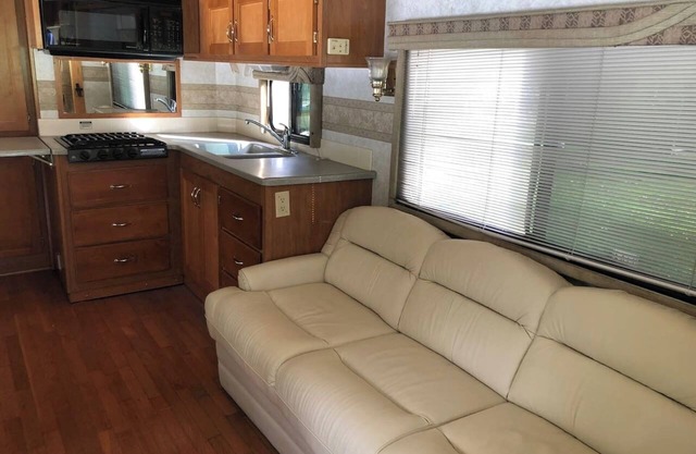 Private 1-bedroom RV with full hookups and direct bus to NYC Manhattan only 2 blocks away