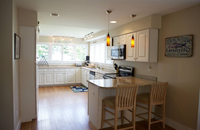 Private, 1st Floor Cottage, 5 Minute Walk to Beach- Perfect for Families!