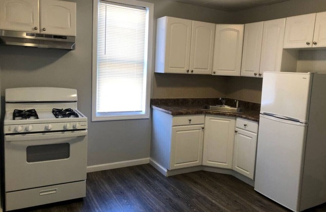 Private 2-bedroom with free parking and direct bus to NYC Manhattan only 2 blocks away