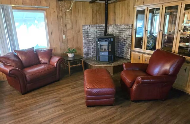 Private 3 Acre House + 30 amp Hookup.