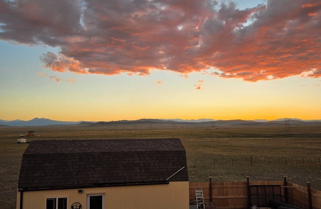 Private 5 Acre Off-Grid Cabin: 360° Views & Mountain Sunset Retreat