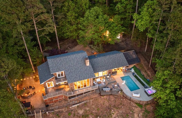 Private 6 BR Lakefront Gem, Heated Pool, Kayaks