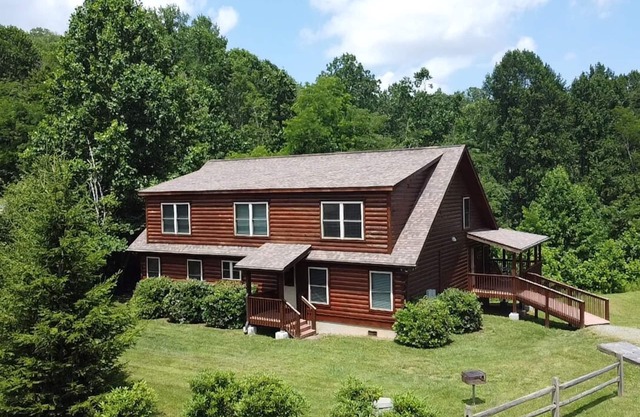 Private 7 bedroom/6 bathroom log-cabin in Banner Elk, with WiFi,