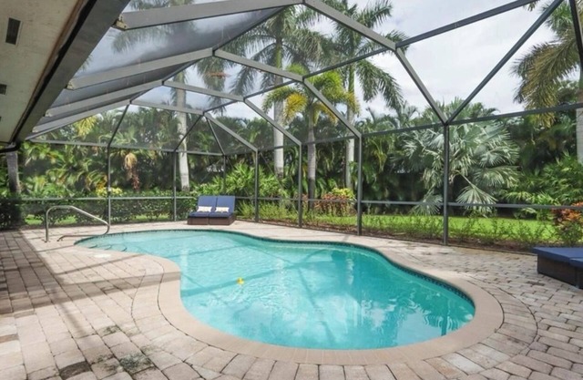 PRIVATE Backyard Heated POOL Naples Oasis, 7 mins to 5th Ave, Tin City, Beaches!
