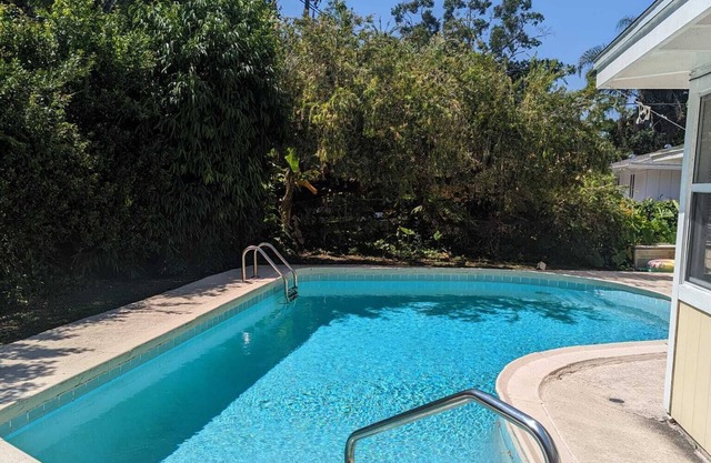 Private backyard pool oasis.15 min to ocean!