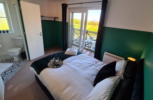 Private Balcony! Gorgeous Top Floor Apartment