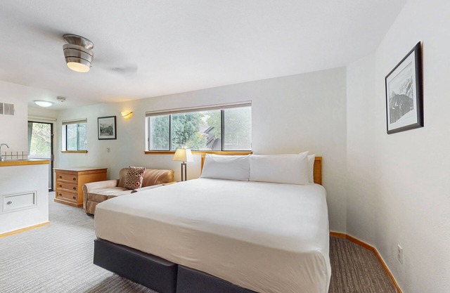 Private balcony room on Main St - pool & hot tub - walk to lifts, dog-friendly
