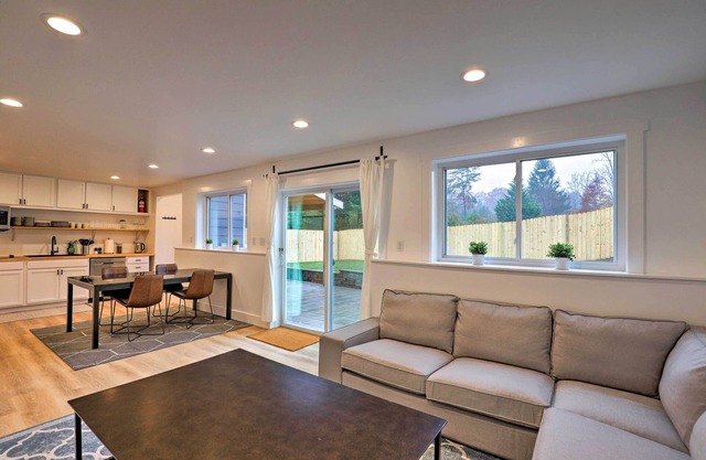 Private Basement Apartment - Black Mountain