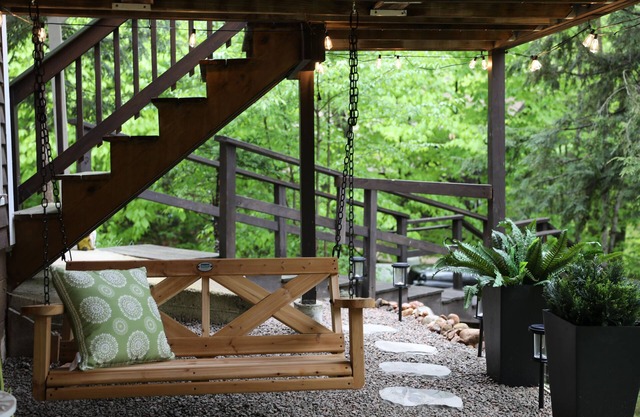 Private beach access and 2 miles to Storyland. Pet Friendly!