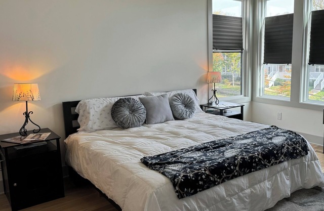 Private Bed/Bath in Shared Home Free Fast WiFi in trendy Nashville neighborhood!