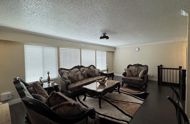 Private bedroom with AC,Private washroom,close to YVR airport-Cambie Palace