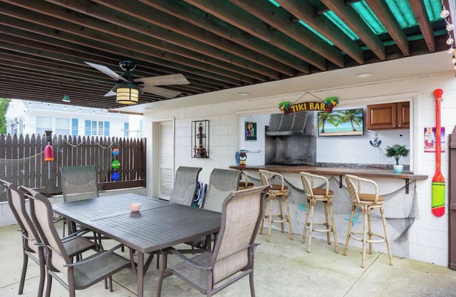 Private bkyd w/tiki Bar, Linens + towels included, Walk to beach. 4 beach badges