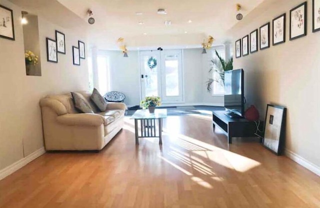 Private & Bright walkout apt with 2bdr &2wc&2pk