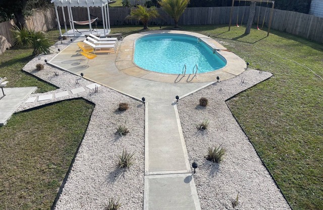Private Bungalow with pool across the street from bay! 5 min drive to the beach.
