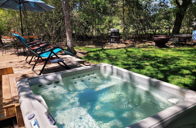 Private Cabin in the woods with Hot Tub in Aggieland 5 minutes -College Station