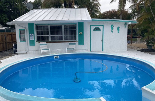 PRIVATE CABIN King bed FREE PARKING 2 miles to Beach, Unique Property
