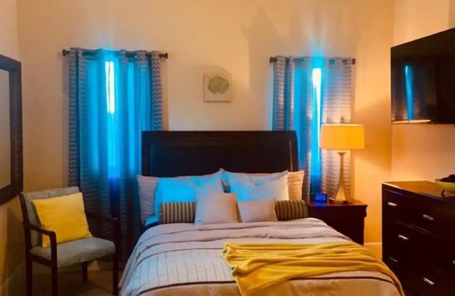 Private Cali King Suite Airport