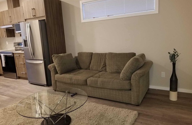 Private condo, 10 minutes drive to Airport.