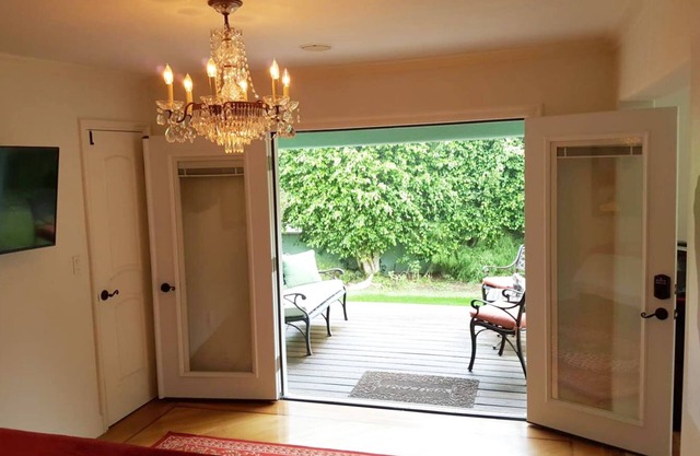 PRIVATE COTTAGE BY THE SEA nin the Most Prestigious Part of Santa Monica.