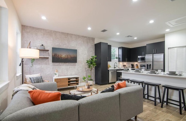 Private Cottage - KING Beds, Brand New, Near Beach, Golfing, Shopping & Restaurants