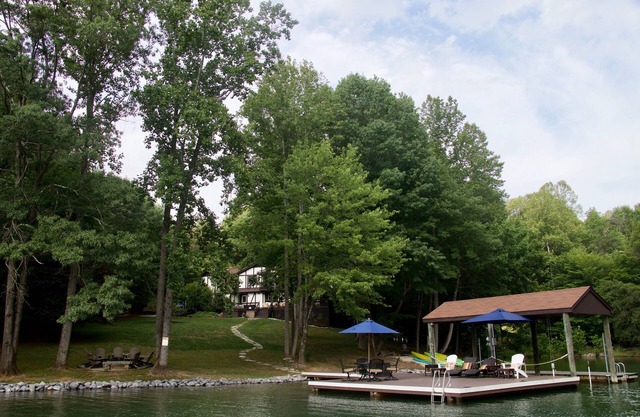 Private Coveside Paradise! WiFi, Hot Tub, FLAT Lot, Game Room, Kayaks, Beach