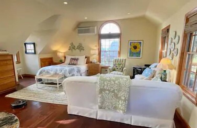 Private & cozy modern cottage surrounded by nature. Long stays are welcome!