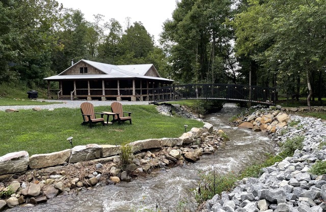 Private Creekside Cabin w/GAMEROOM,FIREPIT & OUTDOOR ENTERTAINMENT AREA