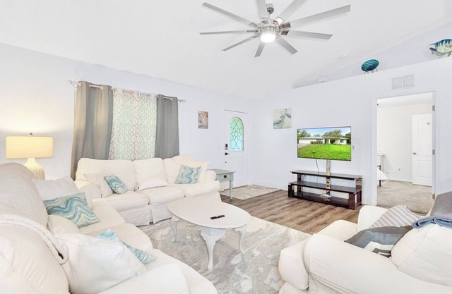 Private Crystal River Getaway Minutes to Springs!