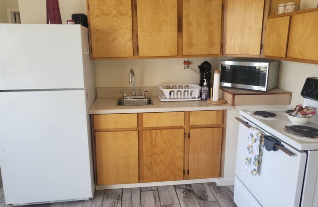 Private & cute as a button! 1400 p/m! Pets OK BBQ & seating on your deck! 400p/w