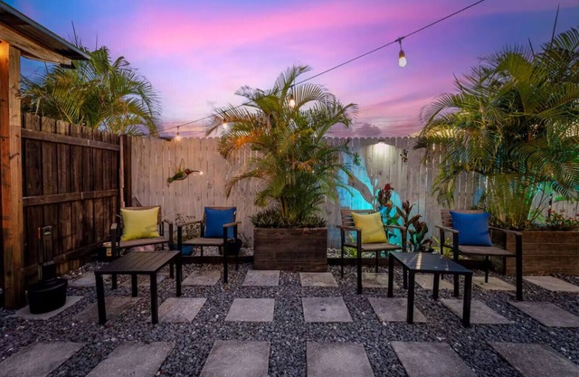 Private Deck Pet Friendly Spacious Courtyard