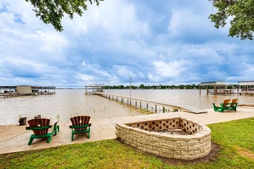Private Dock and Deck Eagle Mountain Lake Retreat!